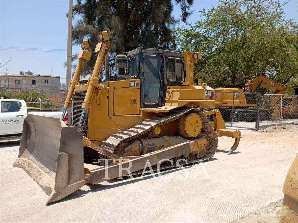 CAT D 6 T بلدوزرات مجنزرة