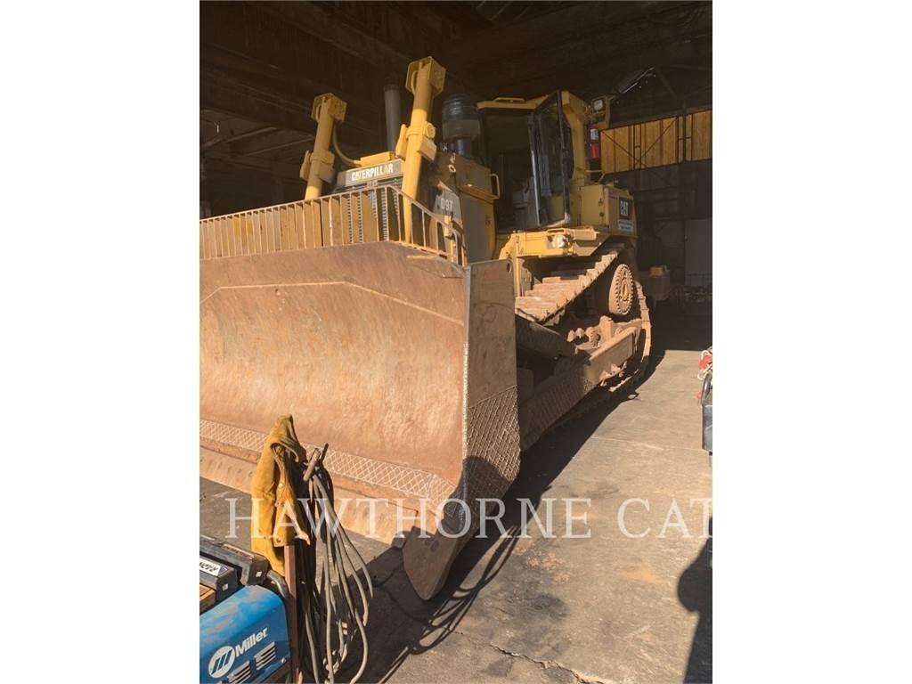 CAT D 9 T بلدوزرات مجنزرة