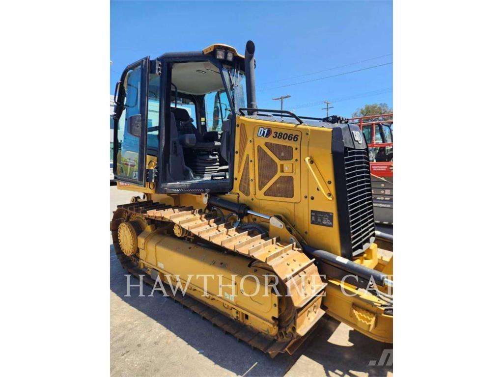 CAT D1 بلدوزرات مجنزرة