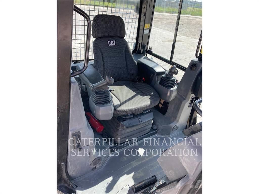 CAT D3-12 بلدوزرات مجنزرة