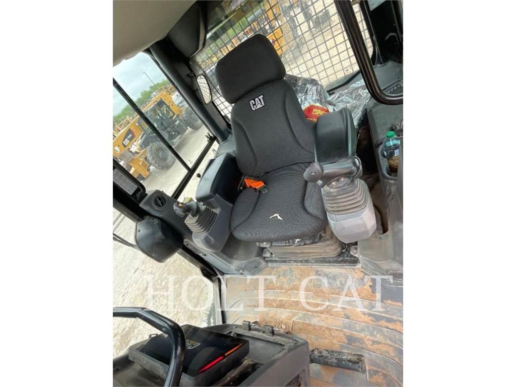 CAT D3 CAB3 بلدوزرات مجنزرة