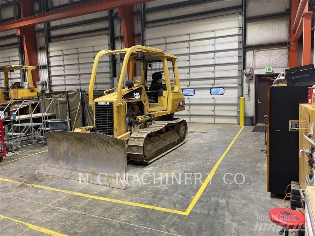CAT D3G XLCN بلدوزرات مجنزرة