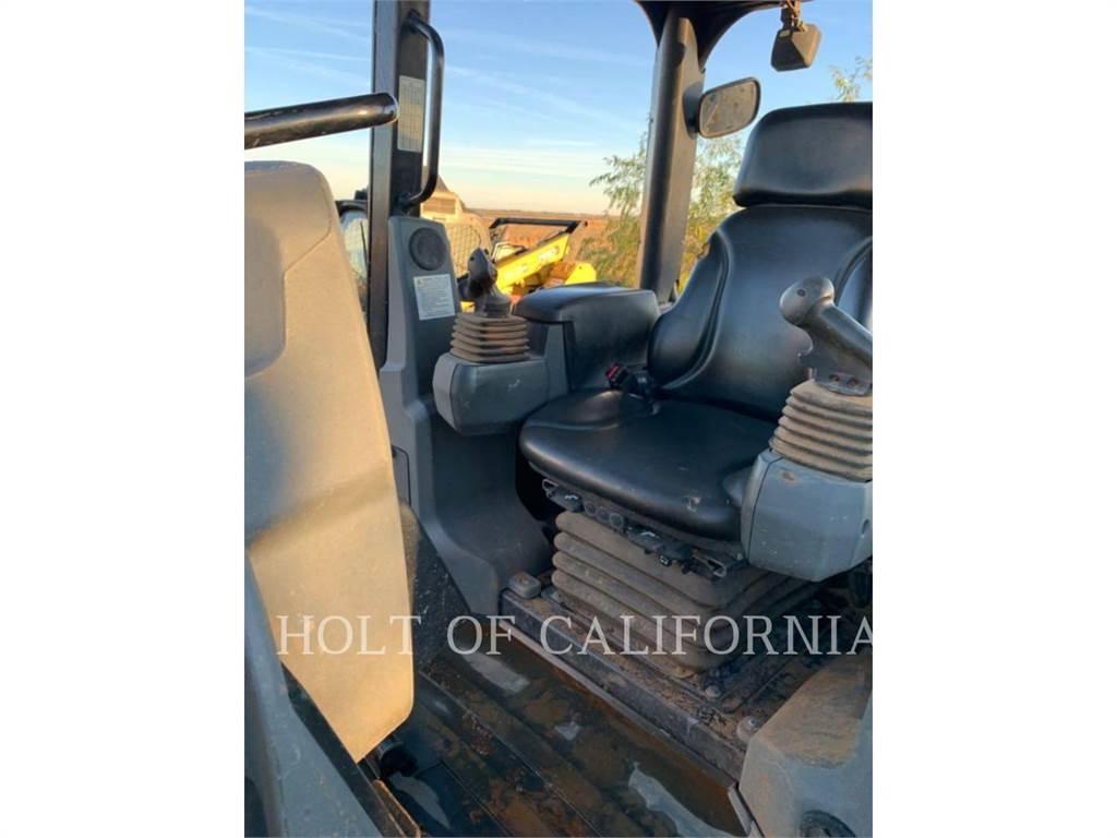 CAT D3K2 بلدوزرات مجنزرة