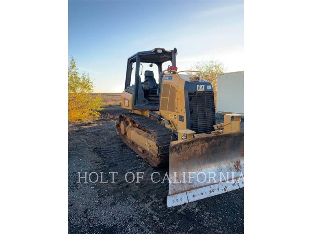 CAT D3K2 بلدوزرات مجنزرة