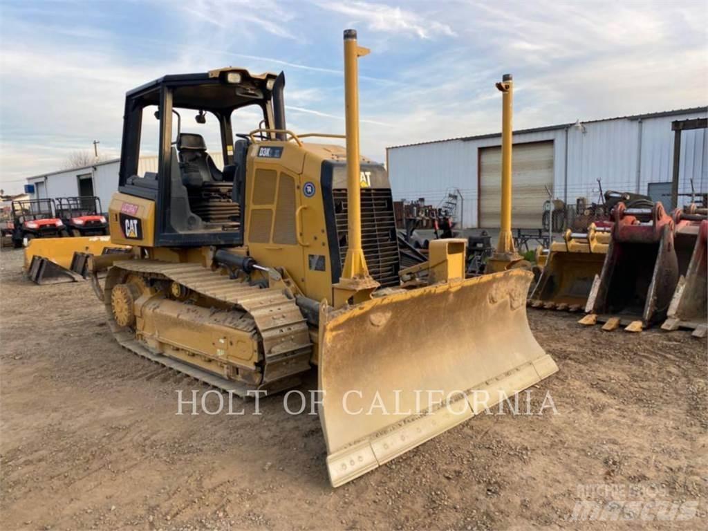 CAT D3K2 بلدوزرات مجنزرة