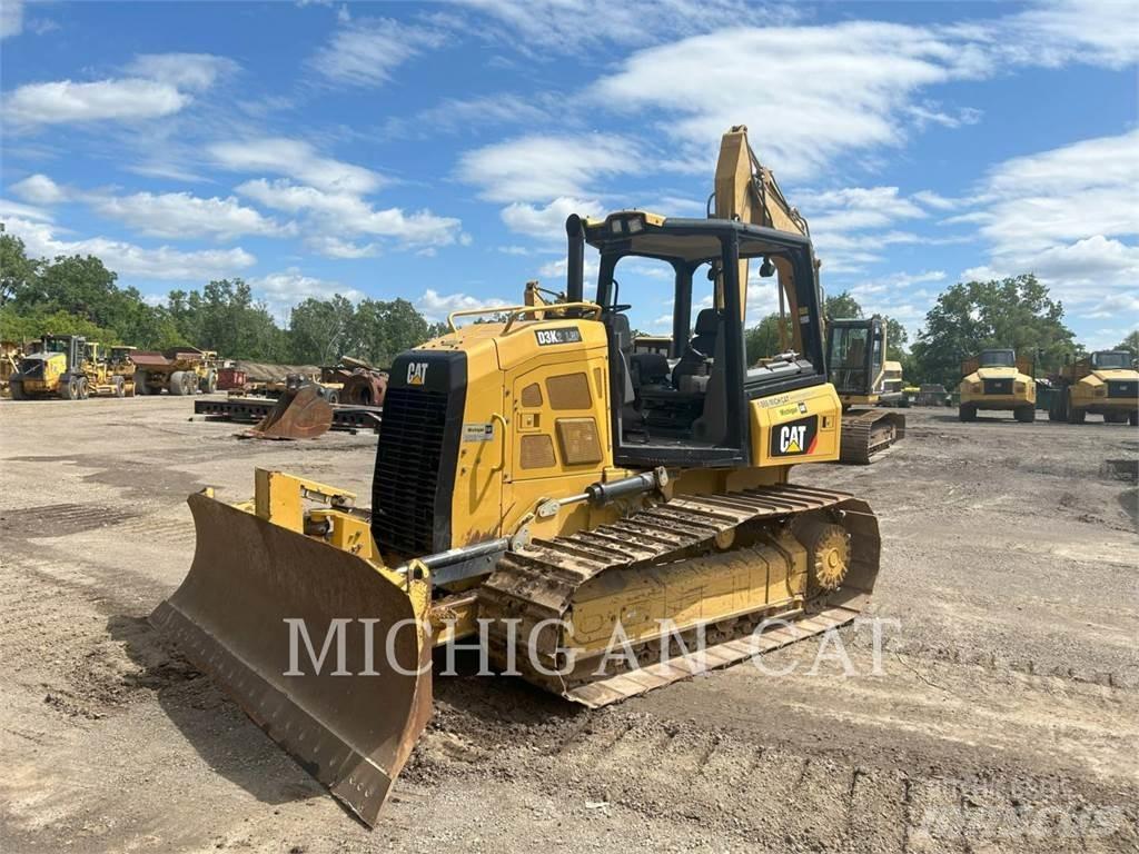 CAT D3K2L 4F بلدوزرات مجنزرة