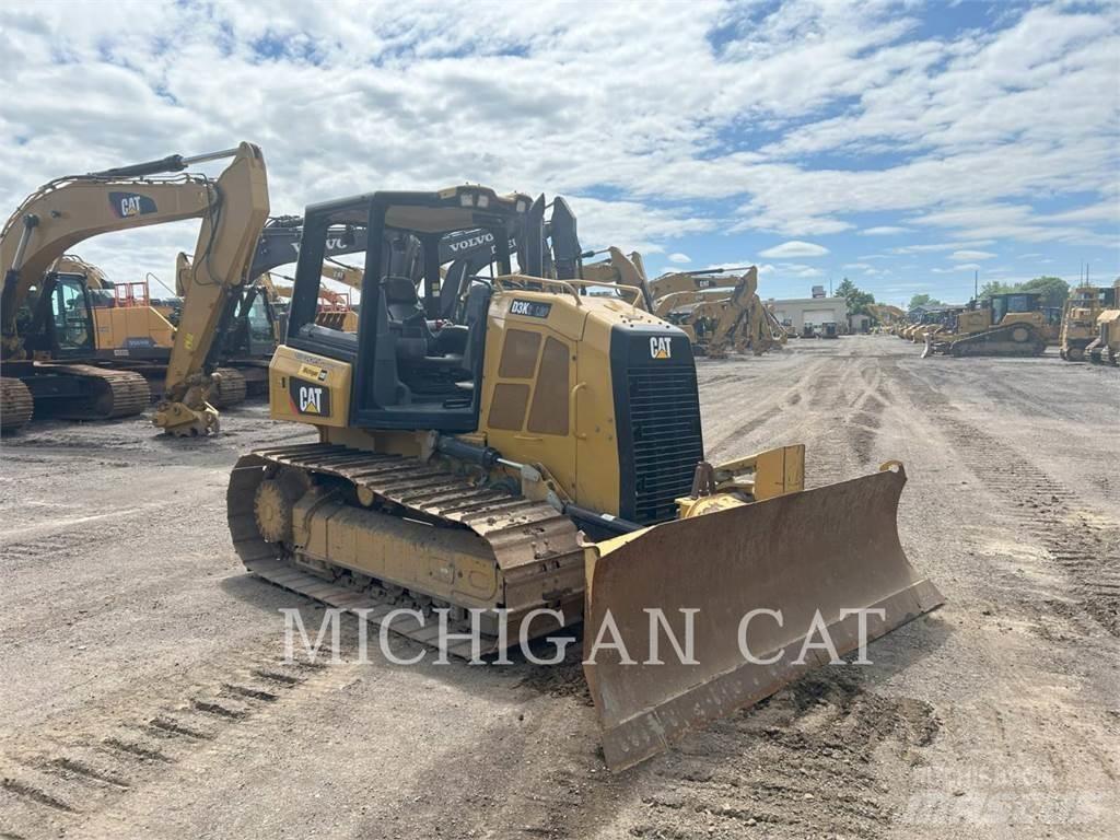 CAT D3K2L 4F بلدوزرات مجنزرة
