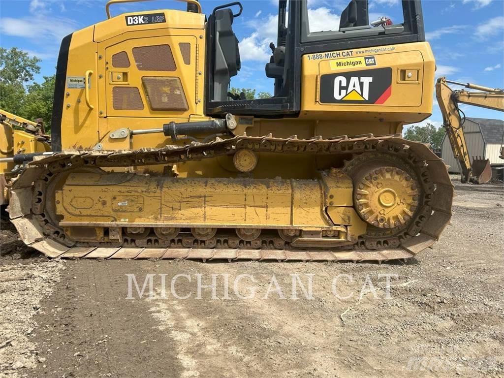 CAT D3K2L 4F بلدوزرات مجنزرة