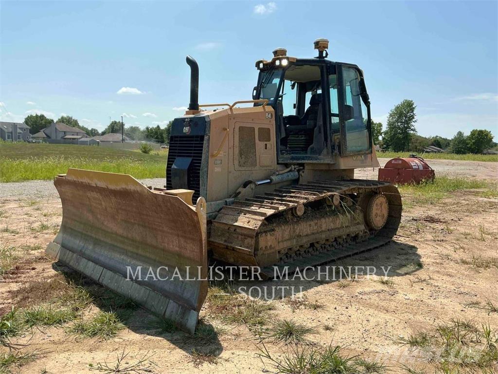 CAT D4 بلدوزرات مجنزرة