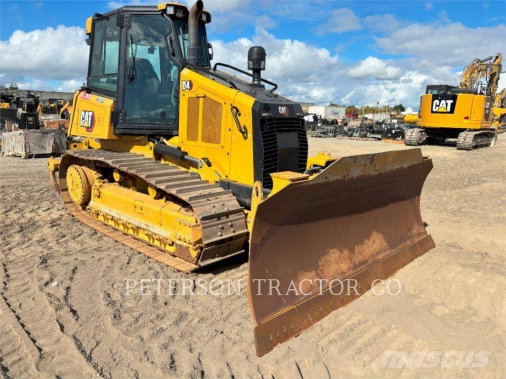 CAT D4 بلدوزرات مجنزرة