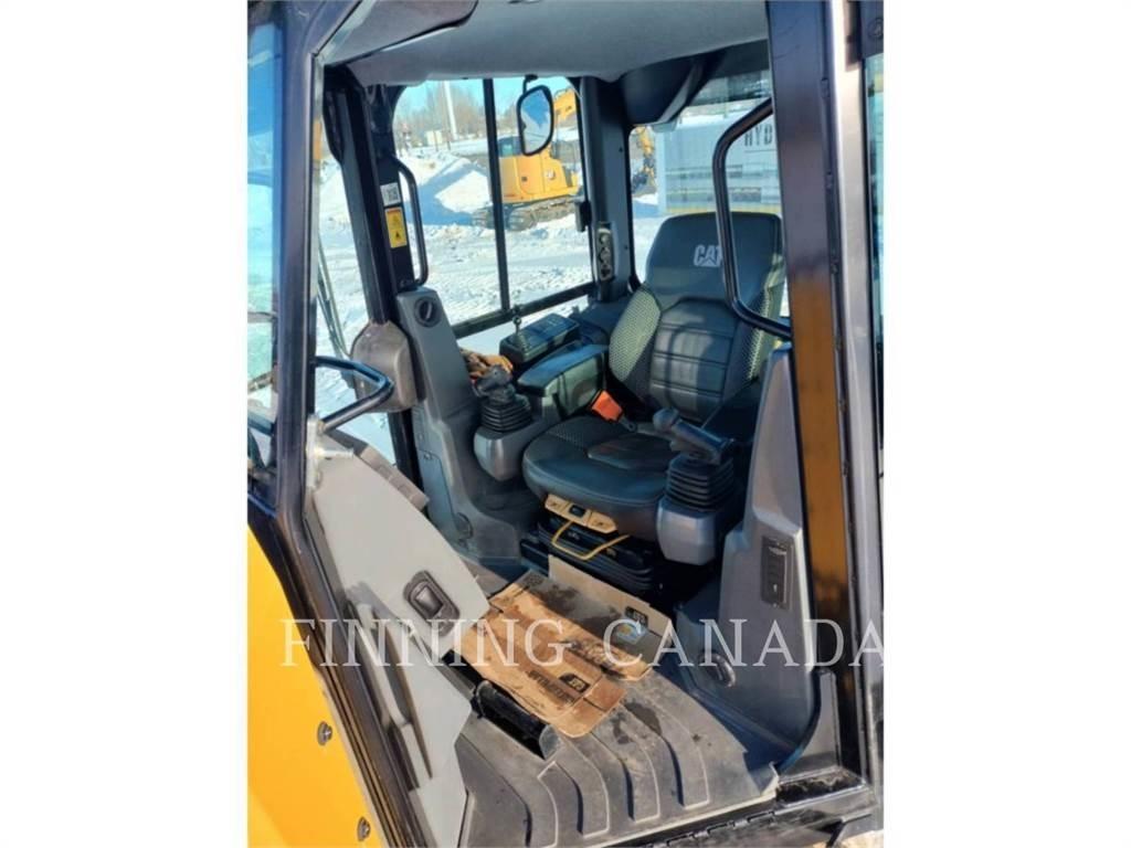 CAT D4-16 بلدوزرات مجنزرة