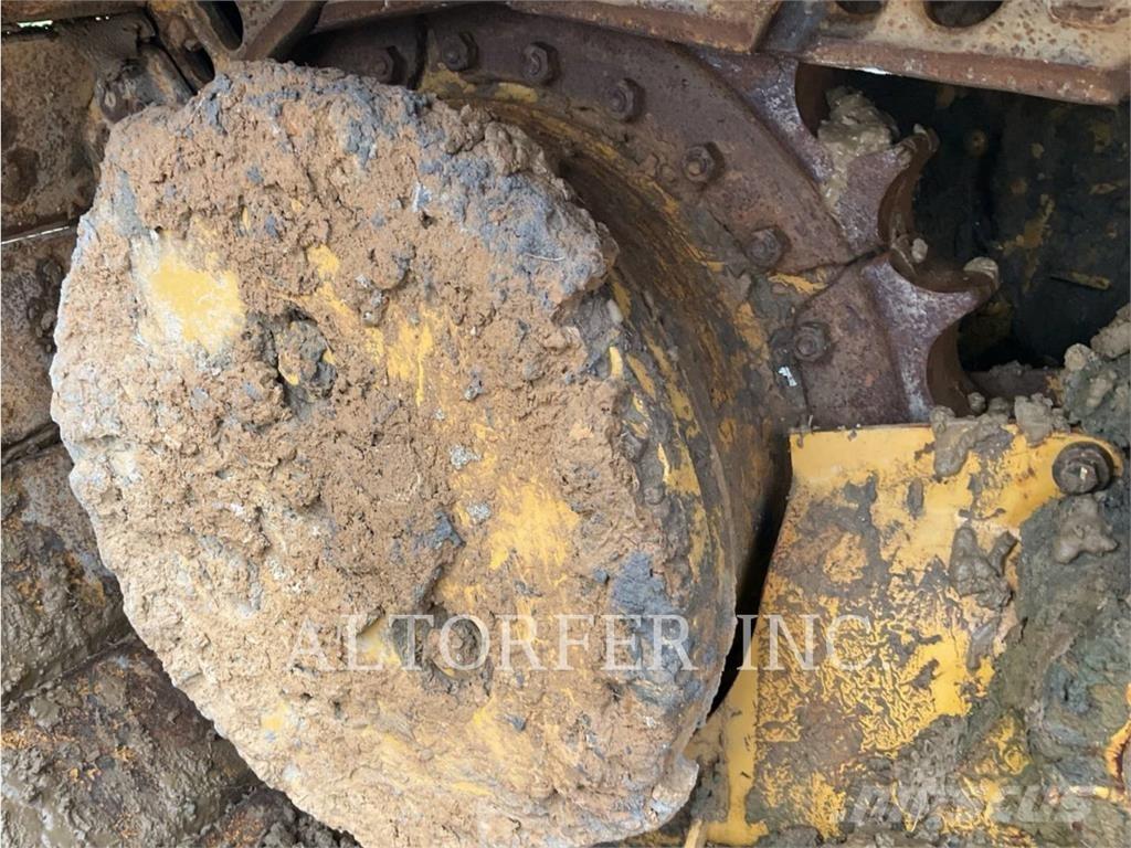 CAT D4 LGP 3D بلدوزرات مجنزرة
