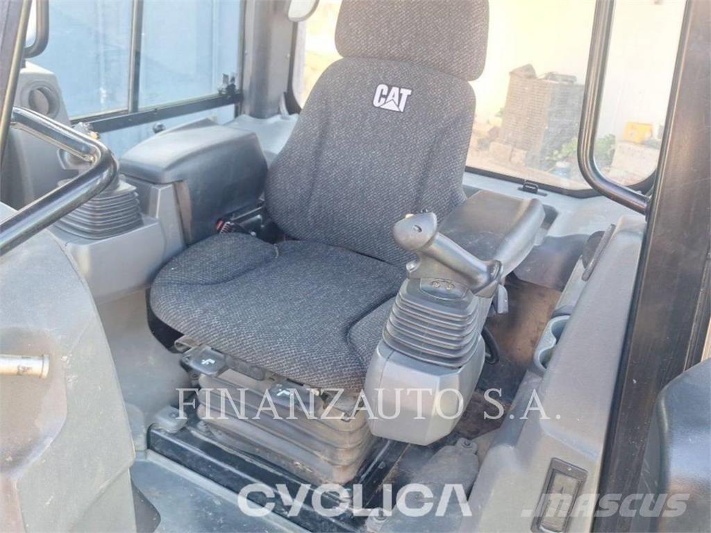 CAT D4K2 بلدوزرات مجنزرة
