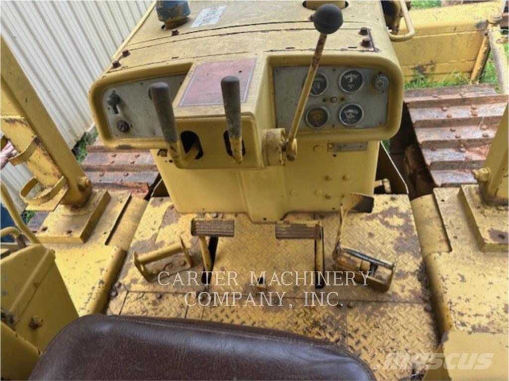 CAT D5 بلدوزرات مجنزرة