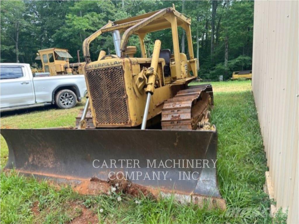 CAT D5 بلدوزرات مجنزرة