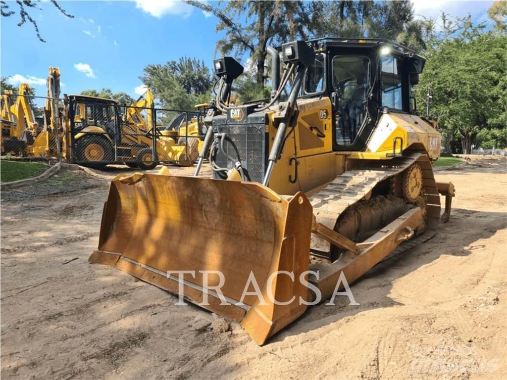 CAT D5 بلدوزرات مجنزرة