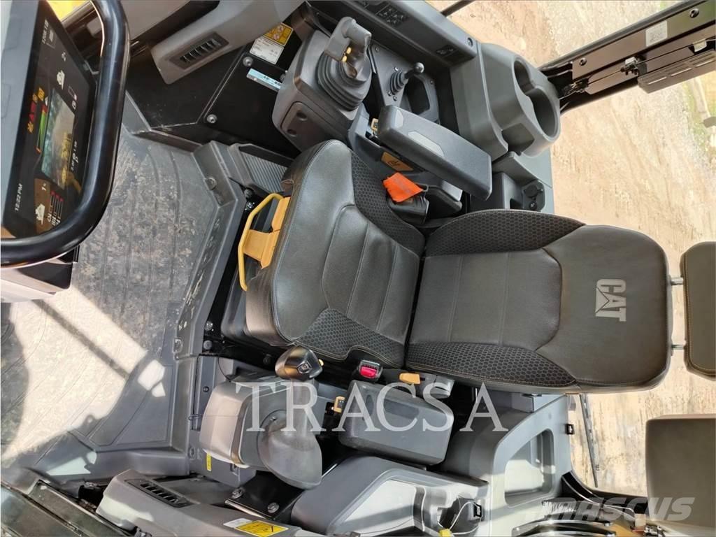 CAT D5 بلدوزرات مجنزرة