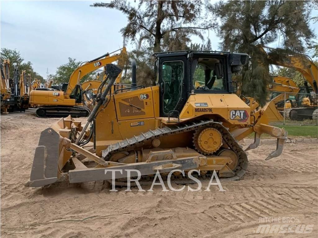 CAT D5 بلدوزرات مجنزرة