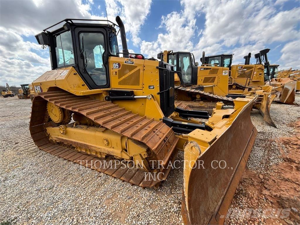 CAT D5 بلدوزرات مجنزرة
