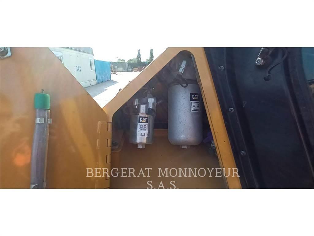 CAT D5 بلدوزرات مجنزرة
