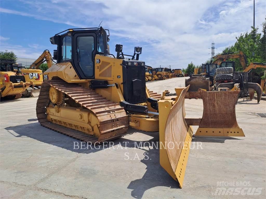CAT D5 بلدوزرات مجنزرة