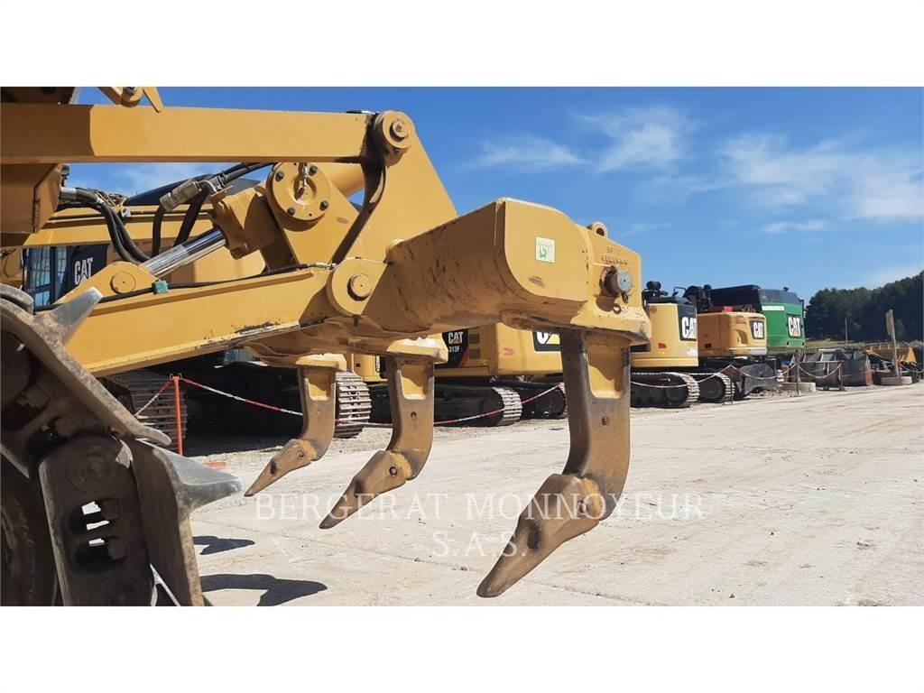 CAT D5 بلدوزرات مجنزرة