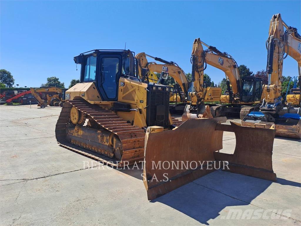 CAT D5 بلدوزرات مجنزرة