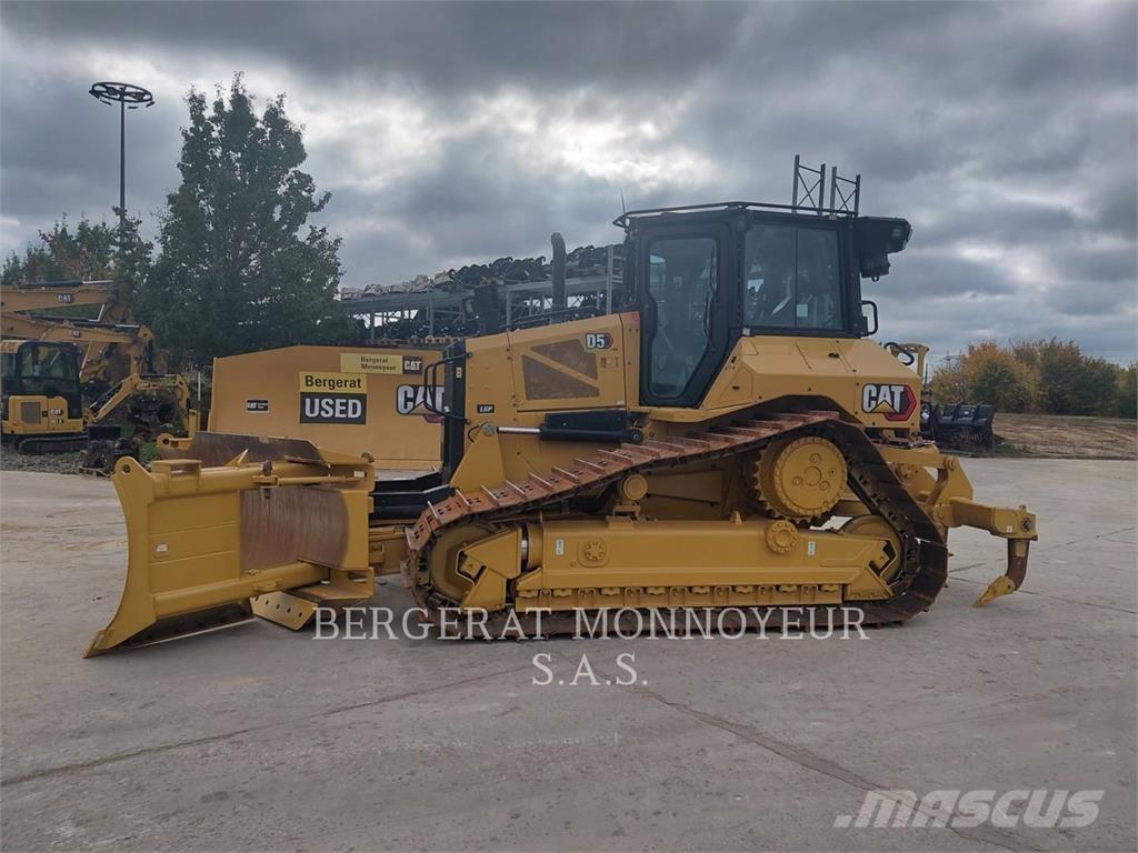 CAT D5 بلدوزرات مجنزرة