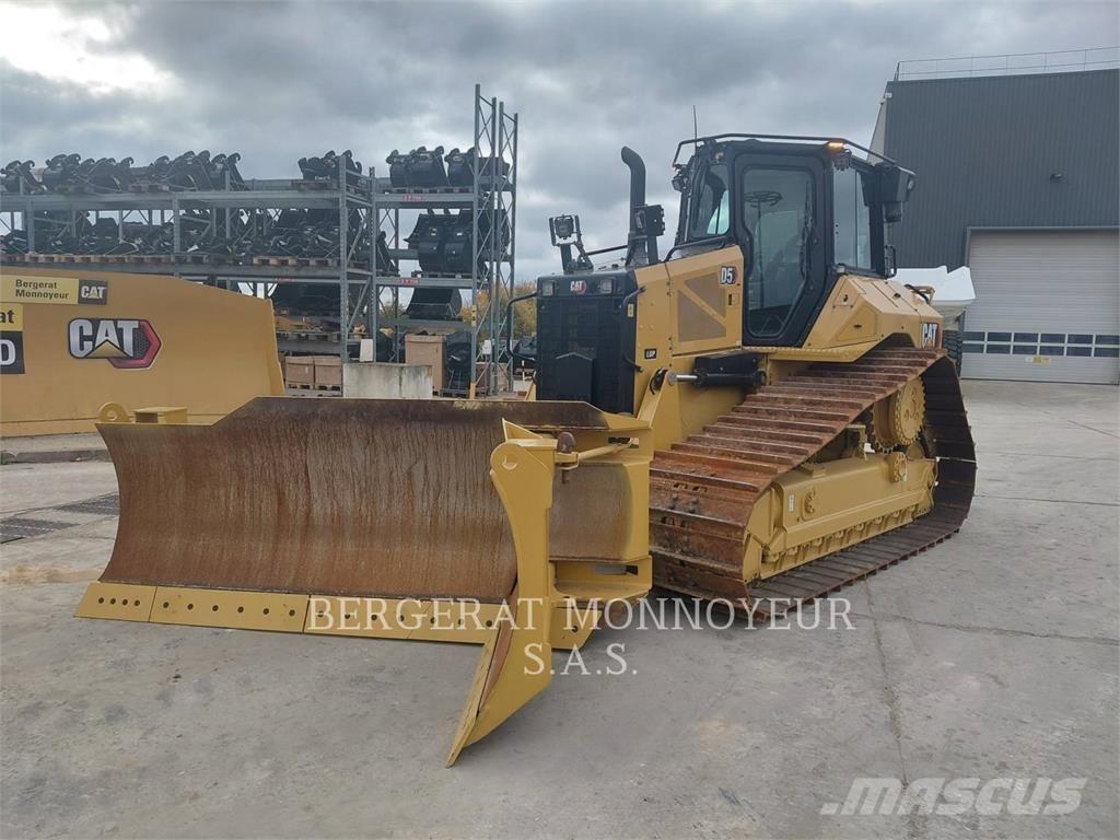 CAT D5 بلدوزرات مجنزرة