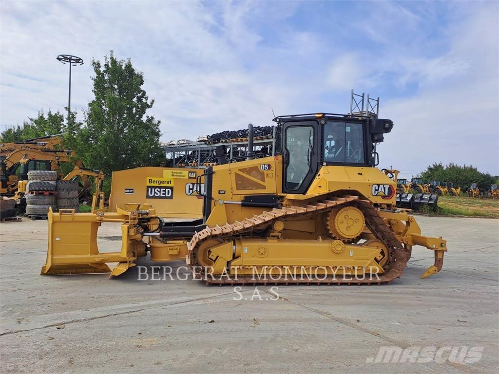 CAT D5 بلدوزرات مجنزرة