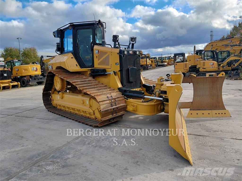 CAT D5 بلدوزرات مجنزرة