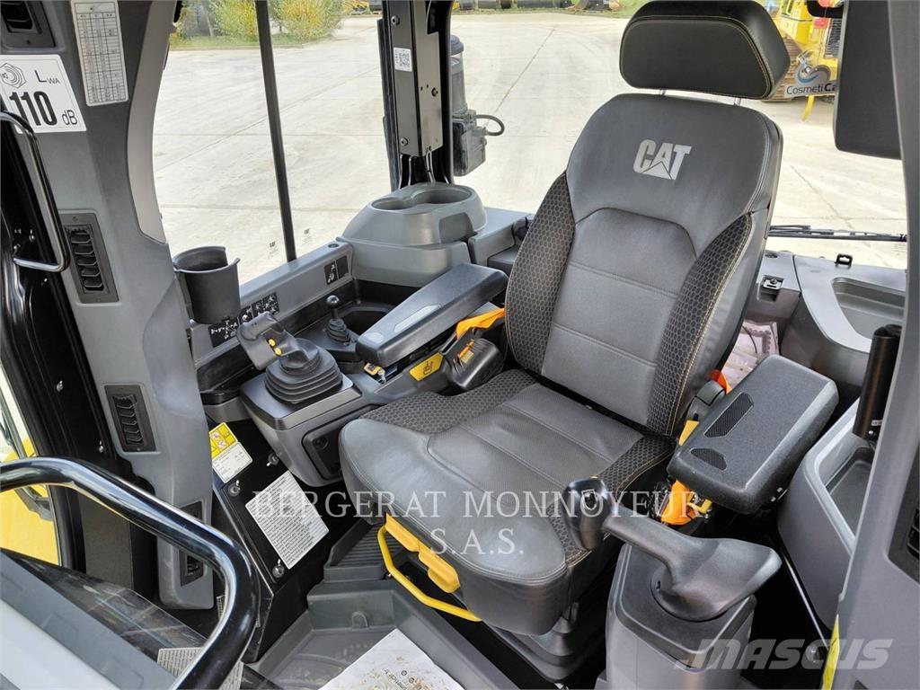 CAT D5 بلدوزرات مجنزرة