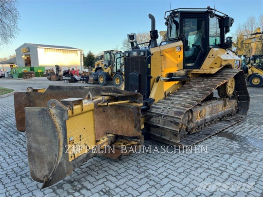 CAT D5 بلدوزرات مجنزرة