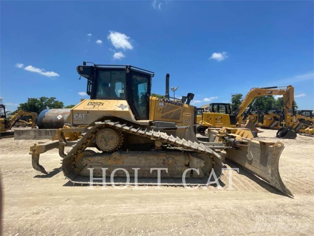 CAT D5 LGPVP بلدوزرات مجنزرة