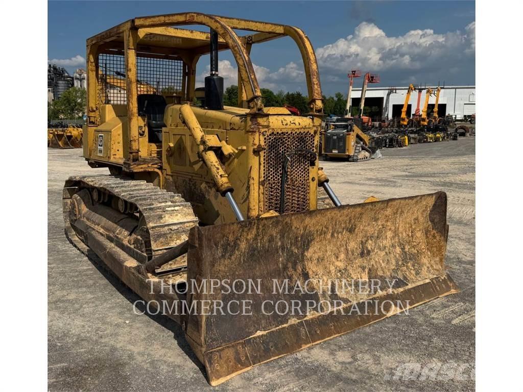 CAT D5B بلدوزرات مجنزرة