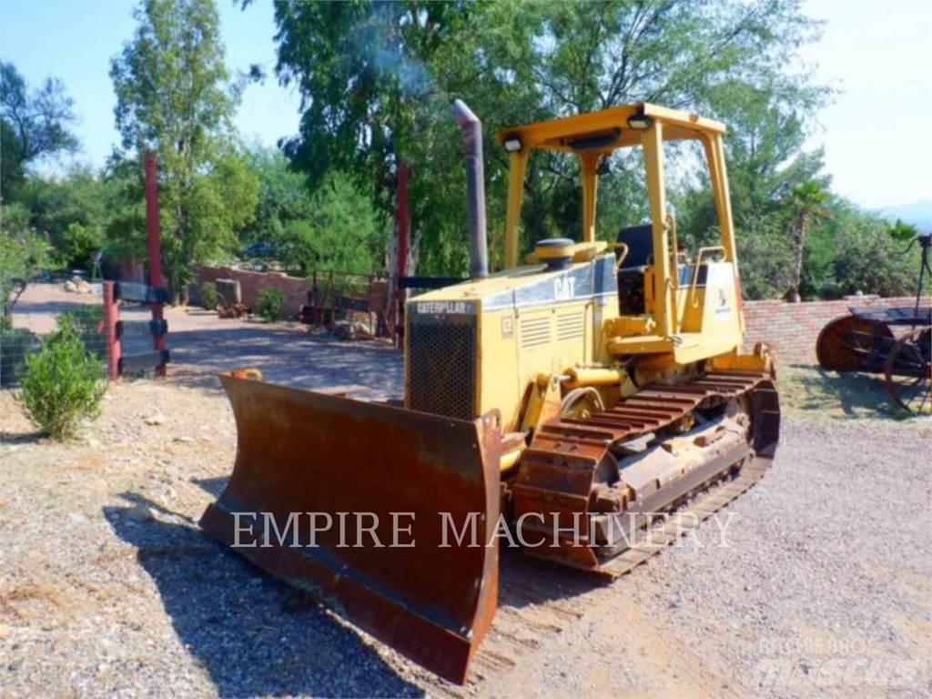 CAT D5C بلدوزرات مجنزرة