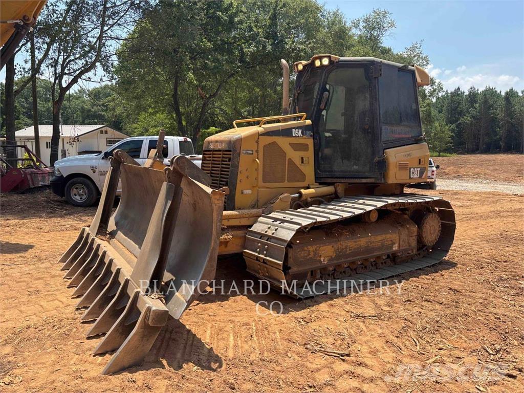 CAT D5K LGP بلدوزرات مجنزرة