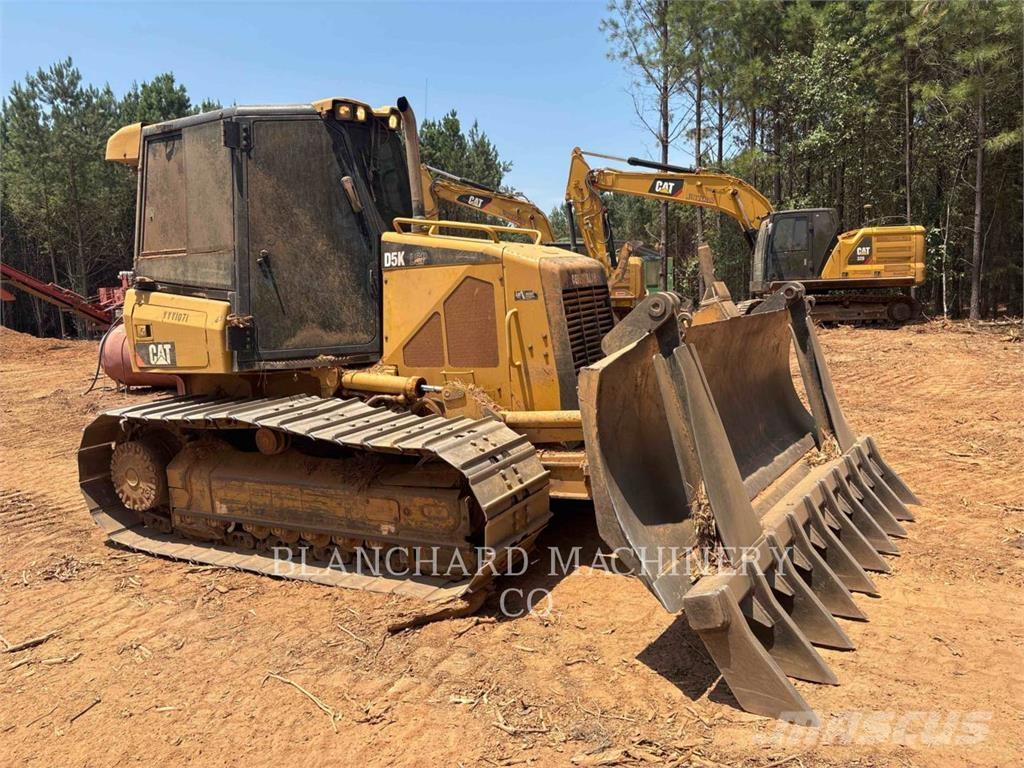 CAT D5K LGP بلدوزرات مجنزرة
