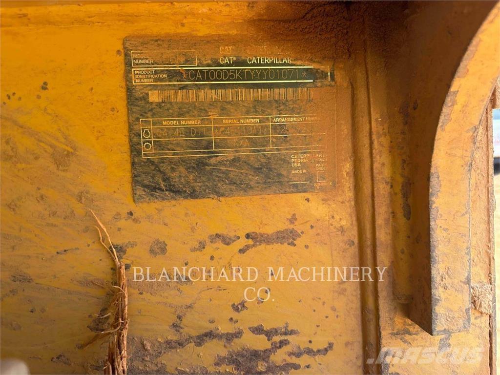 CAT D5K LGP بلدوزرات مجنزرة