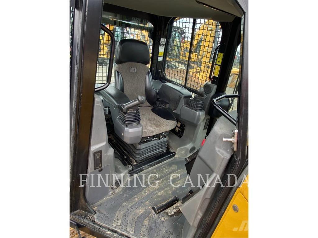 CAT D5K2 بلدوزرات مجنزرة
