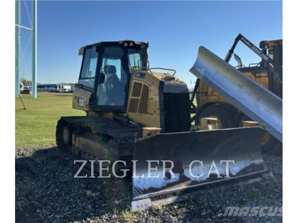 CAT D5K2 بلدوزرات مجنزرة