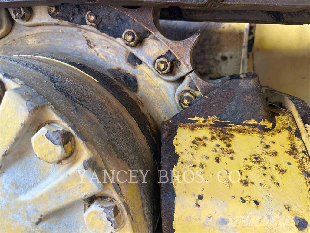 CAT D5K2LGP بلدوزرات مجنزرة