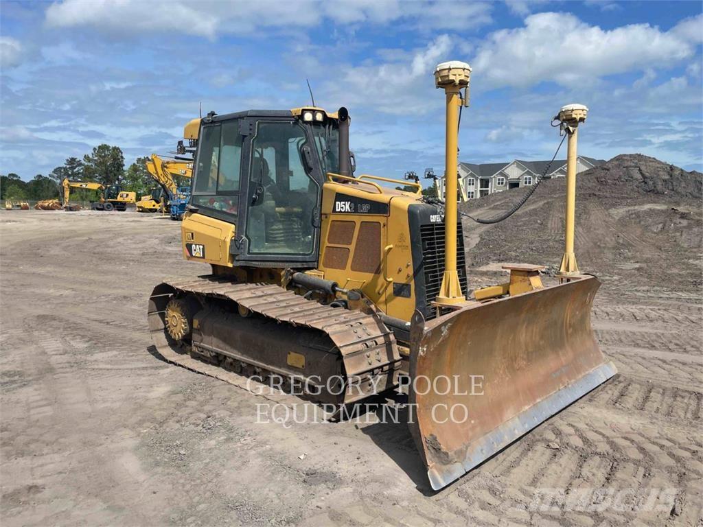 CAT D5K2LGP بلدوزرات مجنزرة
