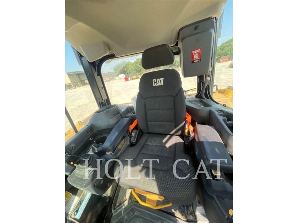 CAT D6 بلدوزرات مجنزرة