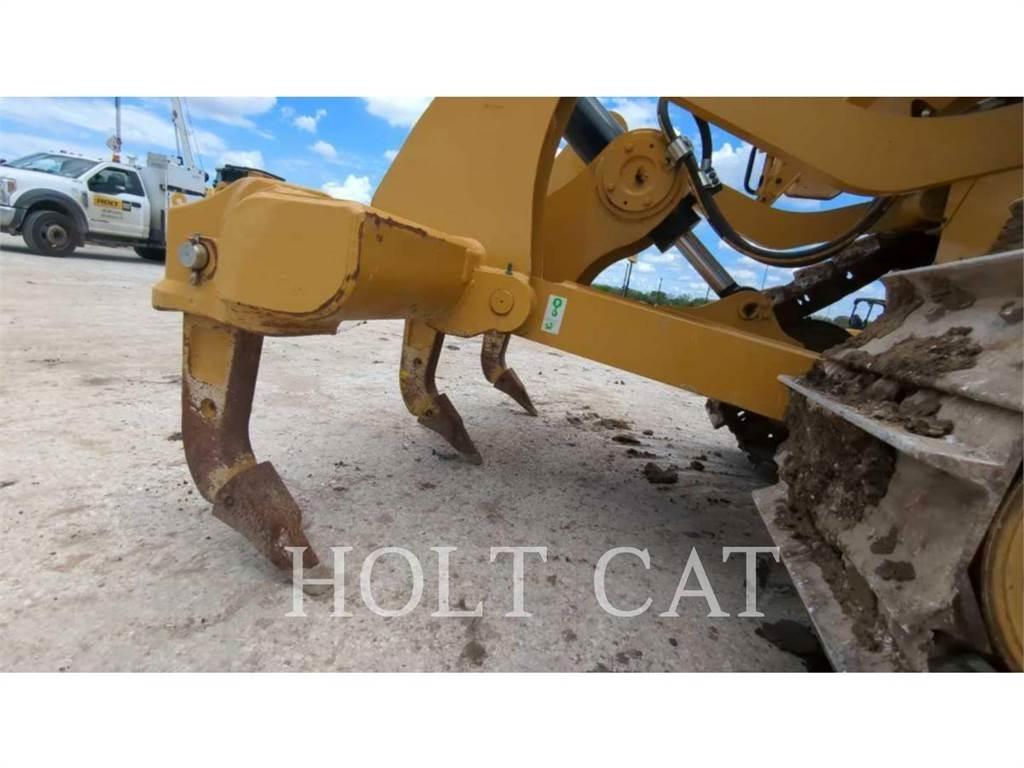 CAT D6 بلدوزرات مجنزرة