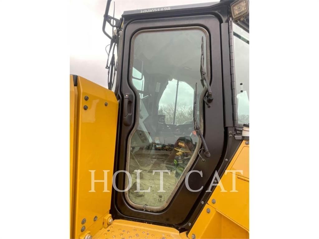 CAT D6 بلدوزرات مجنزرة