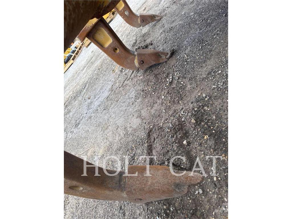 CAT D6 بلدوزرات مجنزرة