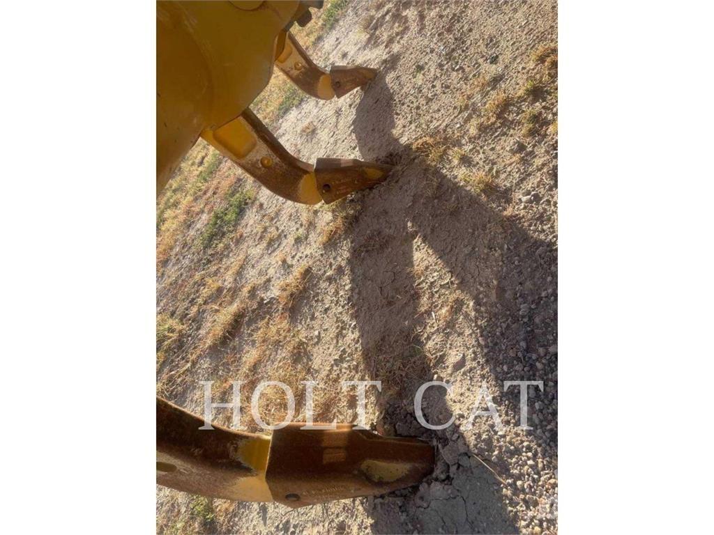 CAT D6 بلدوزرات مجنزرة