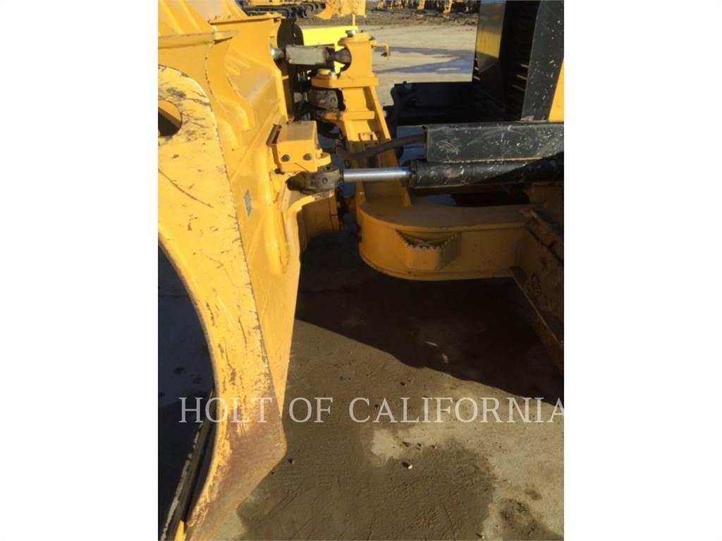 CAT D6K2 بلدوزرات مجنزرة