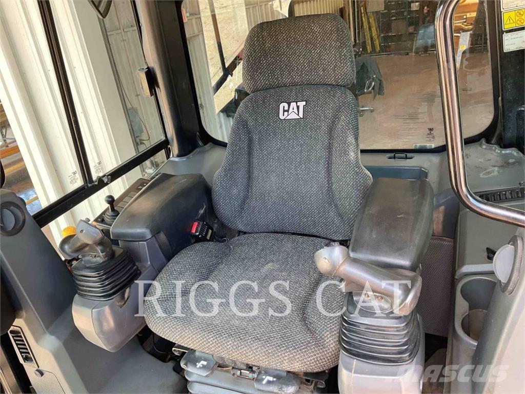 CAT D6K2LGP بلدوزرات مجنزرة